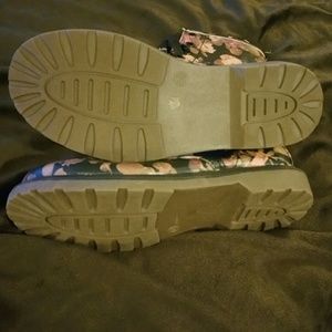 Arizona Jean Company Shoes - Arizona Floral Boots - Adorable Like New!❤🌹 Arizona Jean Company Shoes - Arizona Floral Boots - Adorable Like New!❤🌹